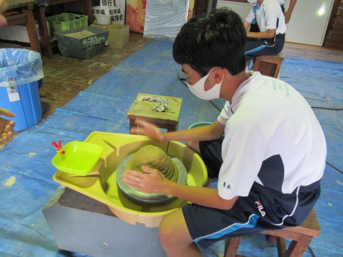 2年生の作陶の様子