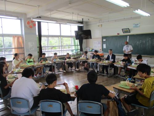 教育長と一緒に給食